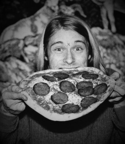 Kurt_Cobain_eating_pizza_at_U4_Club